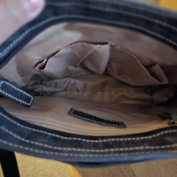 Gun Tote'n Mamas Conceal Carry Leather Crossbody Bag - Picture 3 of 5